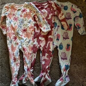 {Carters}-Size: 3T-  Girls Fleece footie pjs